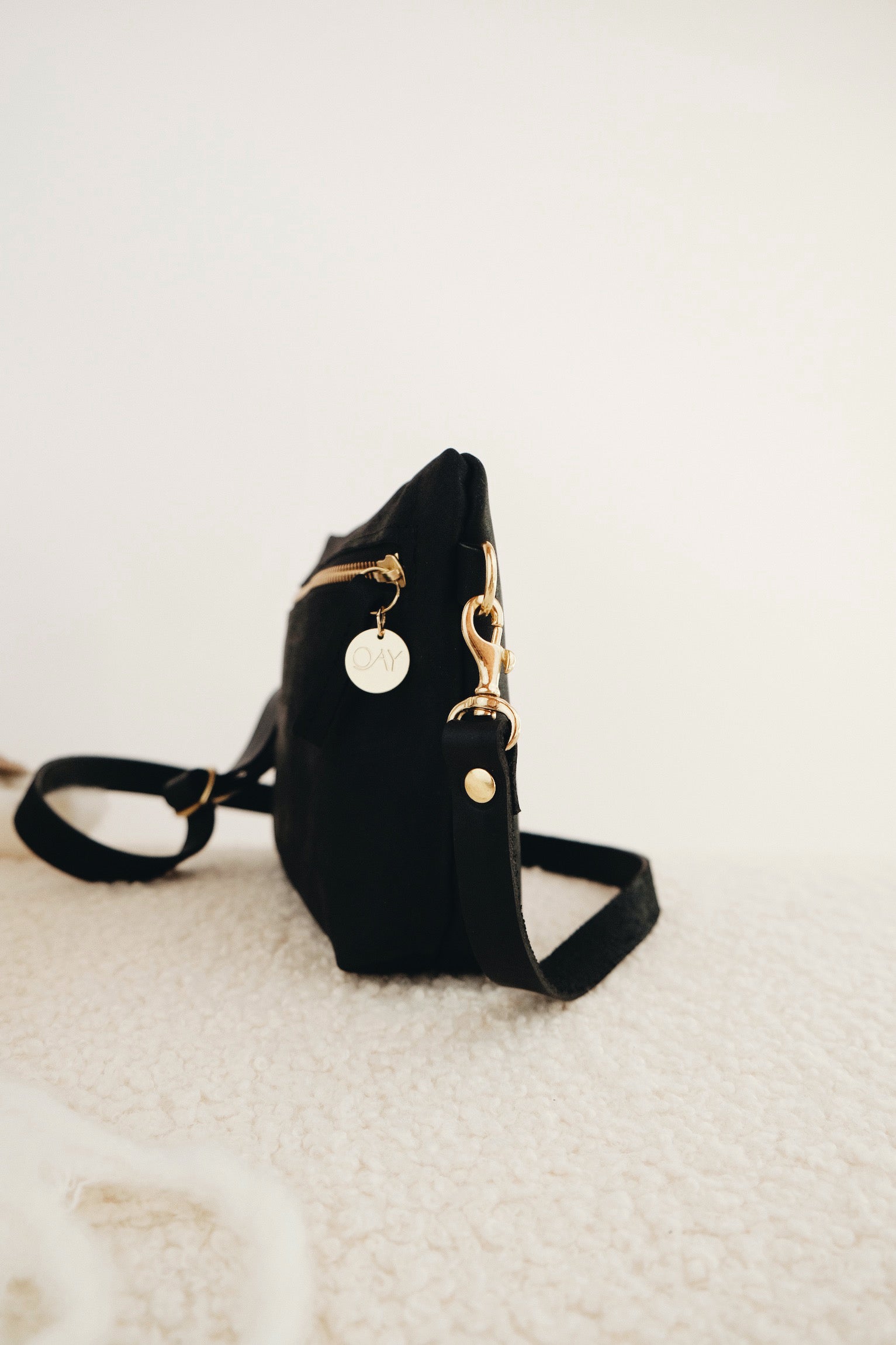 Nachhaltige Brusttasche aus Leder in Schwarz