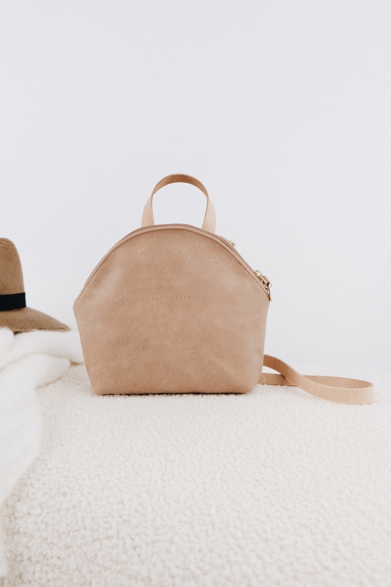 Scandi Tasche aus Leder  Nachhaltige Corssbody Bag aus Naturleder – OAY  Crafts
